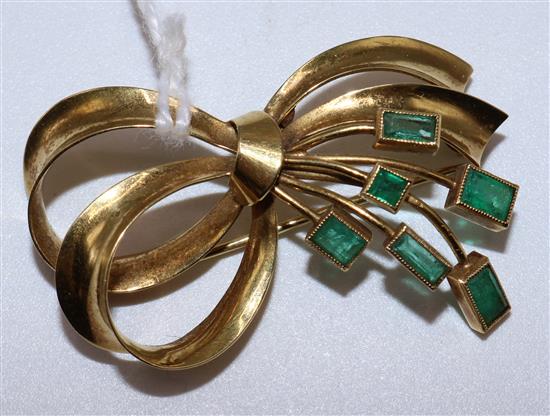 A Venezuelan 18ct gold and emerald ribbon bow spray brooch, signed Bauer, 40mm.